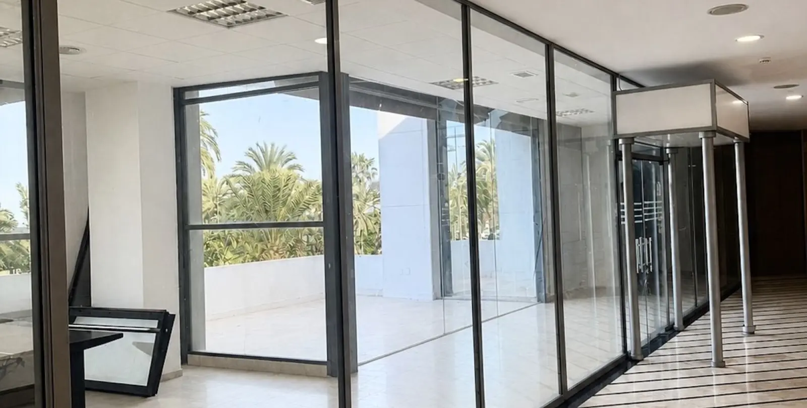 Sale of commercial premises in Puerto Banús 3