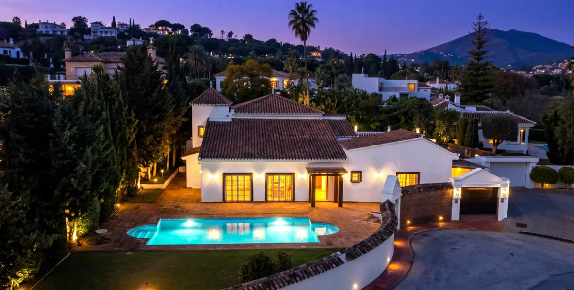 Venta de villa independiente en Nueva Andalucía 1