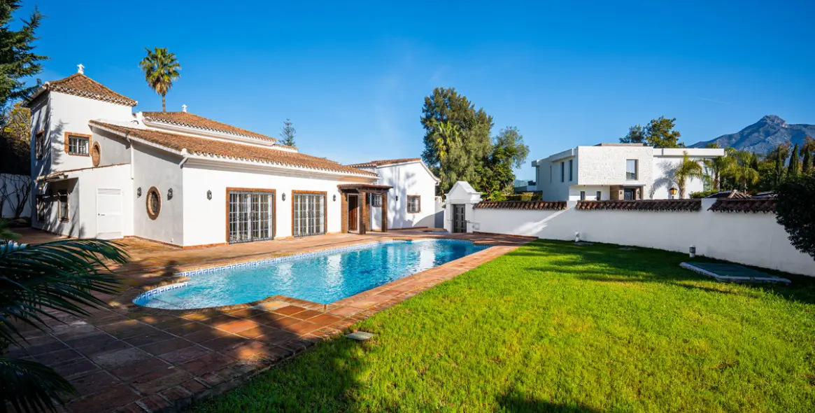 Venta de villa independiente en Nueva Andalucía 3