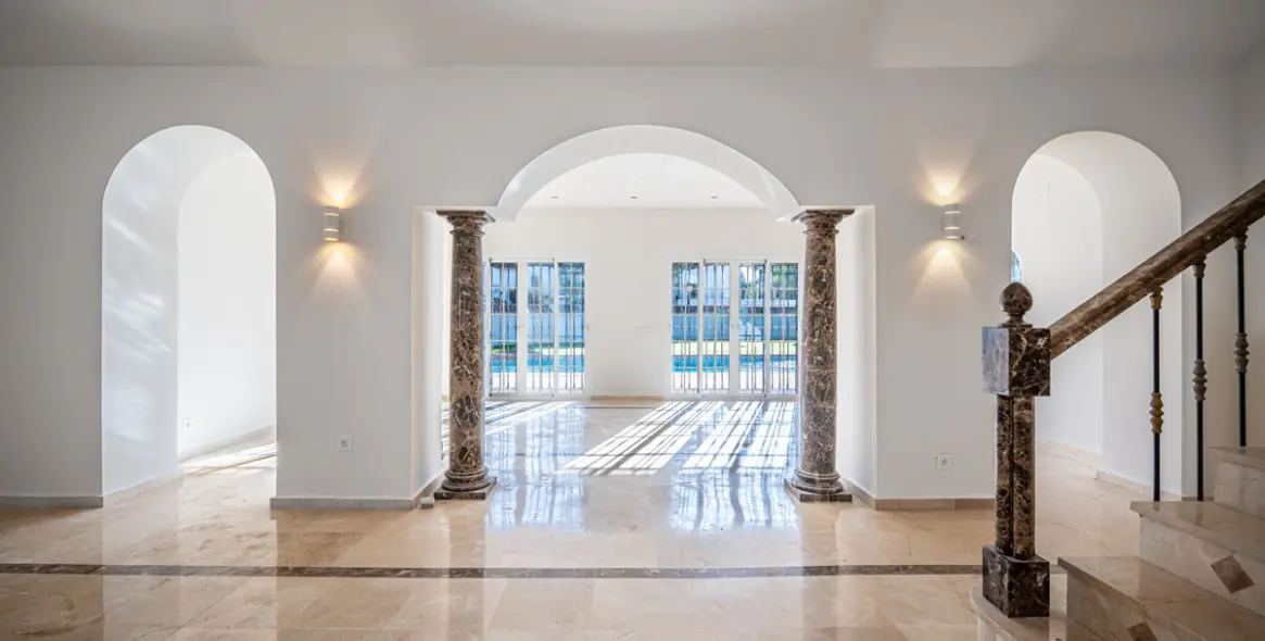 Venta de villa independiente en Nueva Andalucía 4