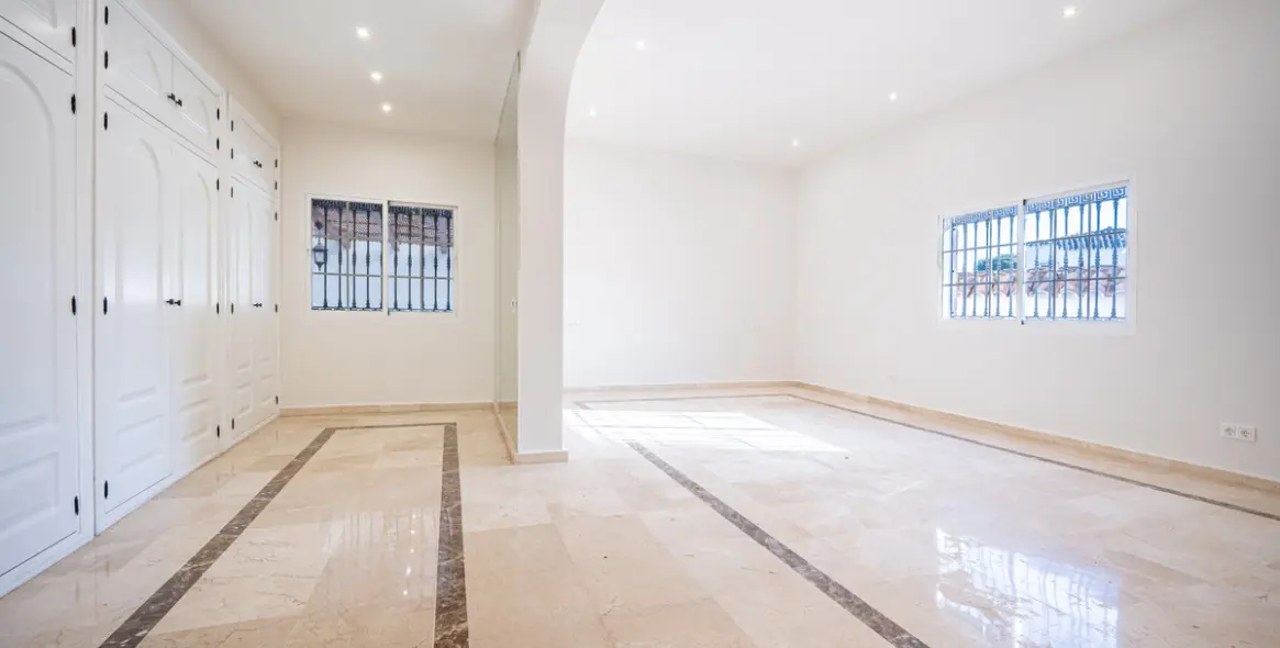 Venta de villa independiente en Nueva Andalucía 6