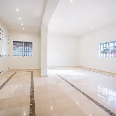 Venta de villa independiente en Nueva Andalucía