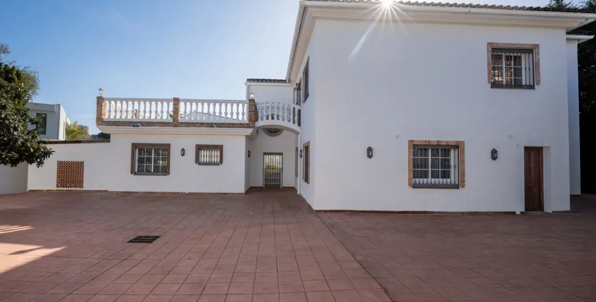 Venta de villa independiente en Nueva Andalucía 9