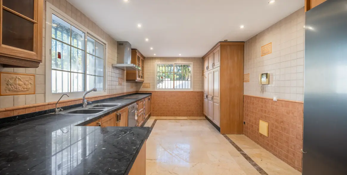 Venta de villa independiente en Nueva Andalucía 14