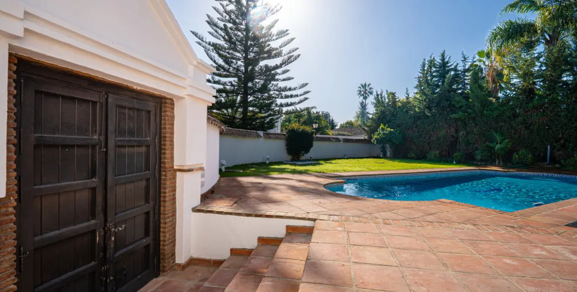 Venta de villa independiente en Nueva Andalucía 25