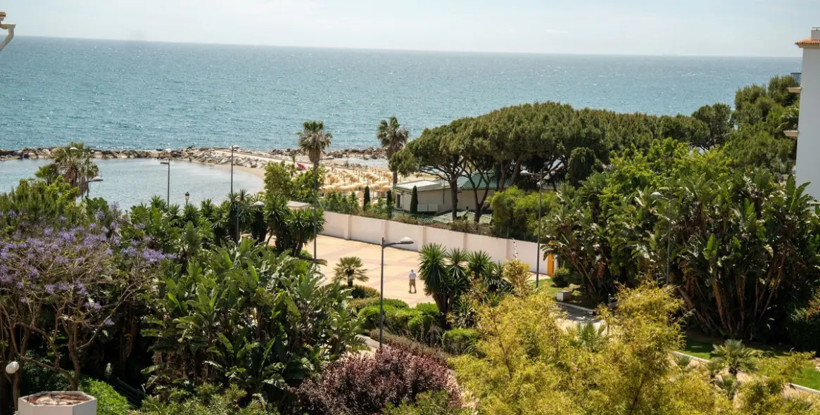 Sale of middle floor apartment in Puerto Banús 1