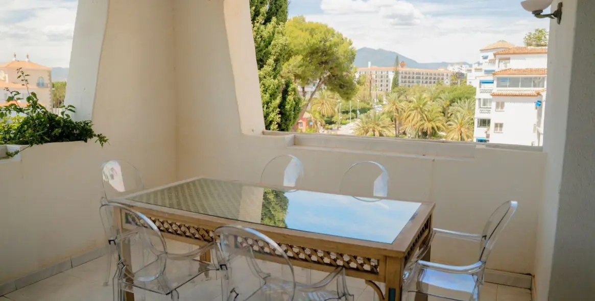 Sale of middle floor apartment in Puerto Banús 2