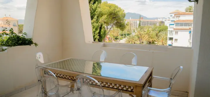 Venta de apartamento en planta media en Puerto Banús 1