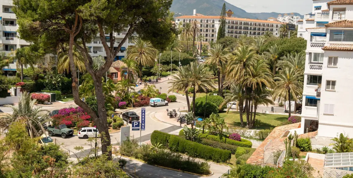 Sale of middle floor apartment in Puerto Banús 3