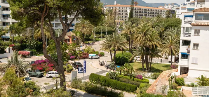 Venta de apartamento en planta media en Puerto Banús 2