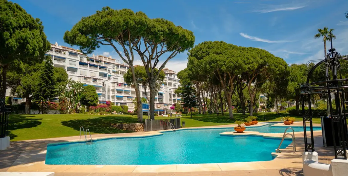 Sale of middle floor apartment in Puerto Banús 4