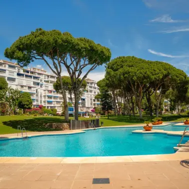 Venta de apartamento en planta media en Puerto Banús