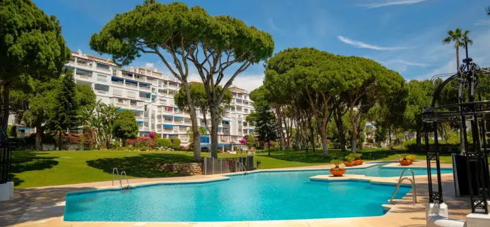Venta de apartamento en planta media en Puerto Banús 3