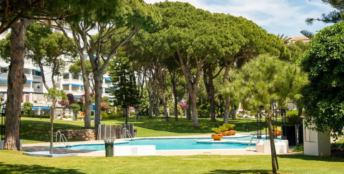 Sale of middle floor apartment in Puerto Banús 5