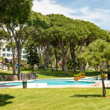 Venta de apartamento en planta media en Puerto Banús
