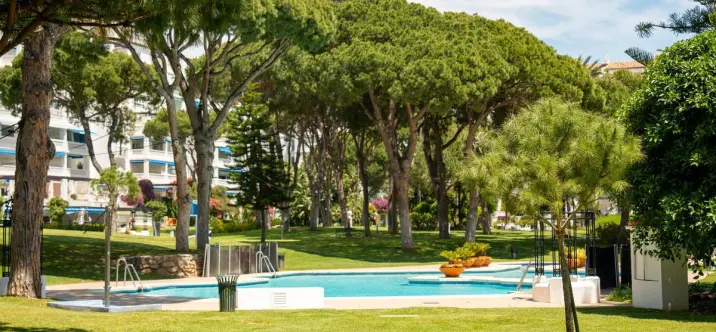 Venta de apartamento en planta media en Puerto Banús 4