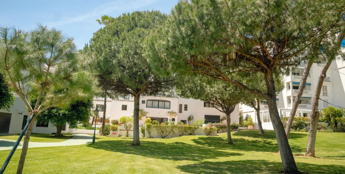 Sale of middle floor apartment in Puerto Banús 6