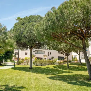 Venta de apartamento en planta media en Puerto Banús