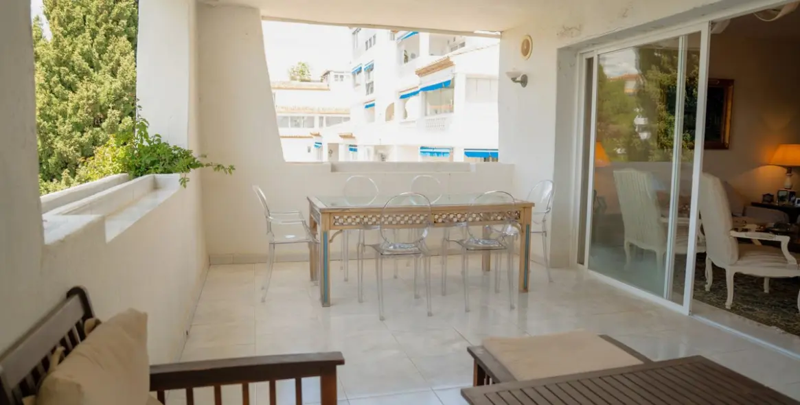 Sale of middle floor apartment in Puerto Banús 8