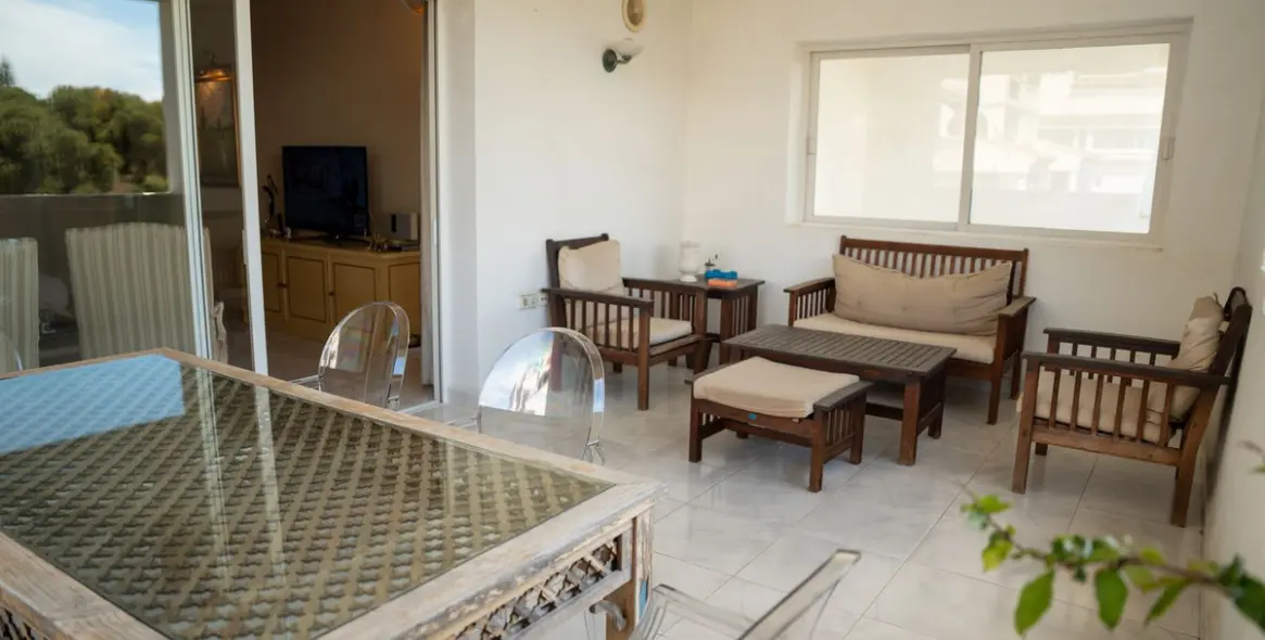 Sale of middle floor apartment in Puerto Banús 9