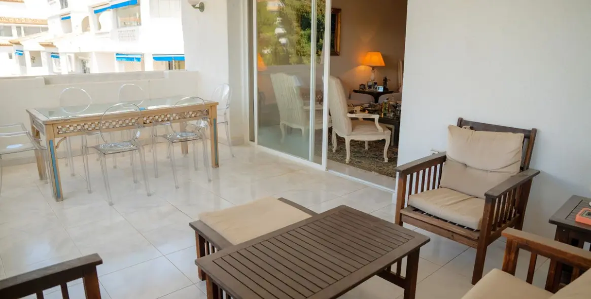Sale of middle floor apartment in Puerto Banús 10