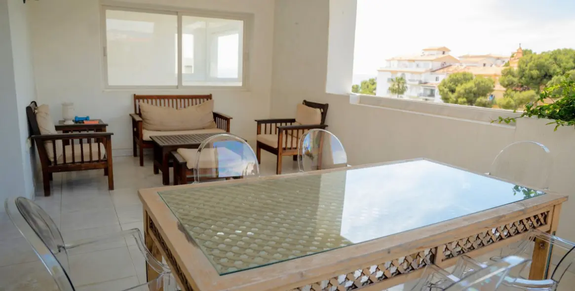 Sale of middle floor apartment in Puerto Banús 11
