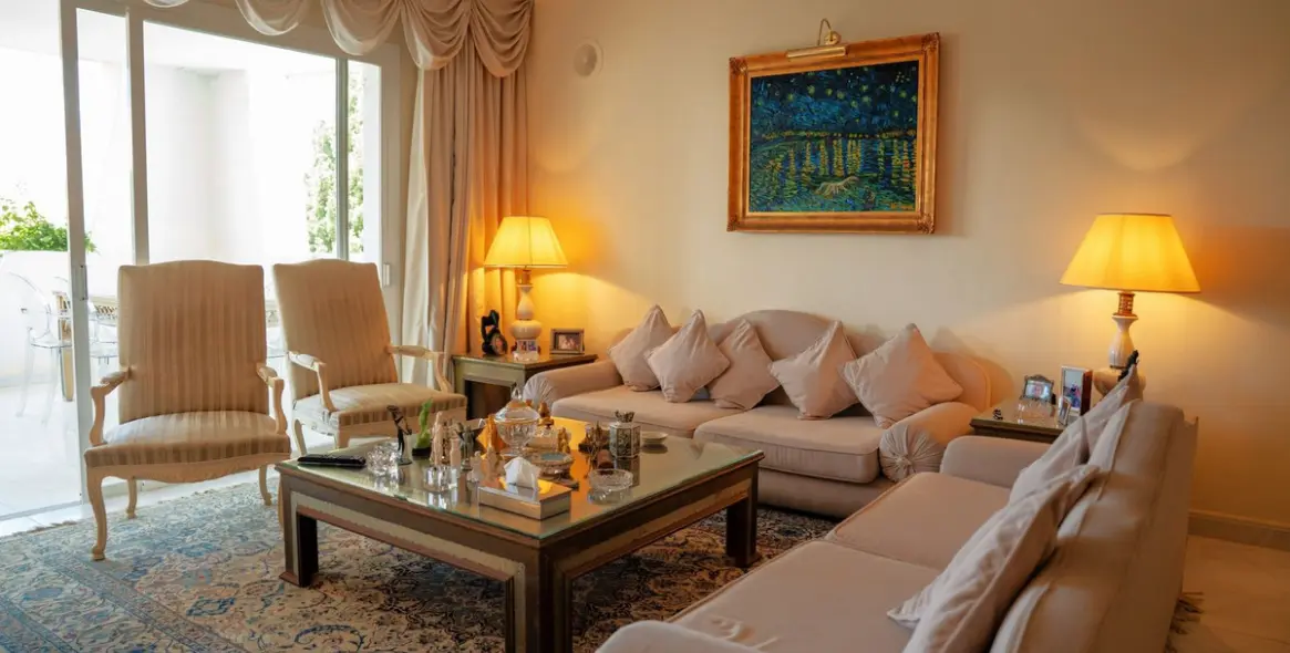 Sale of middle floor apartment in Puerto Banús 12