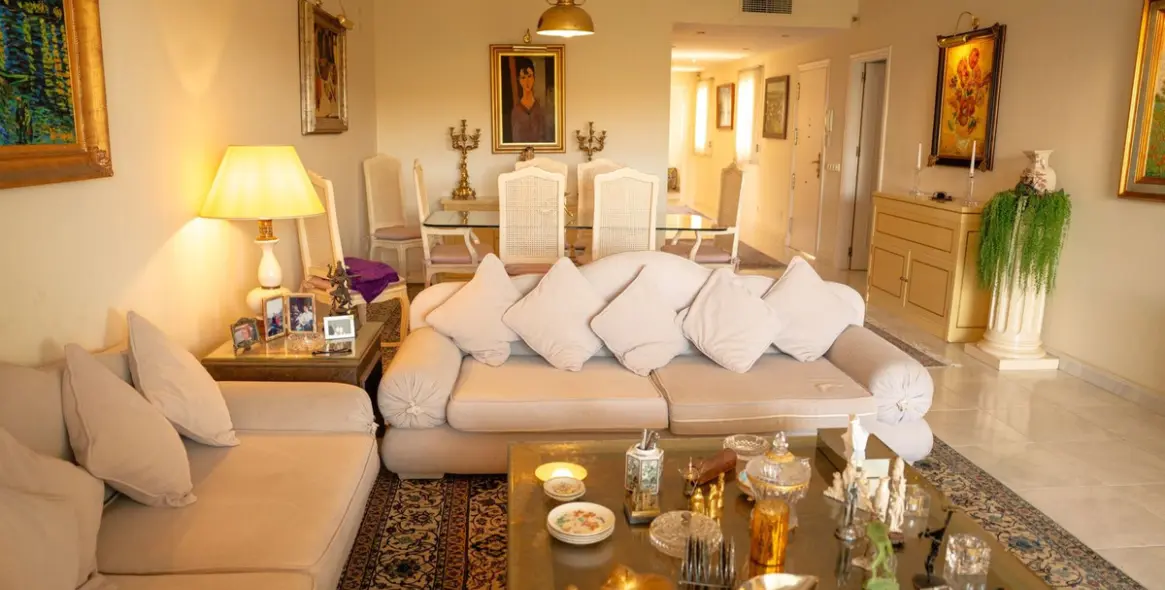 Sale of middle floor apartment in Puerto Banús 13