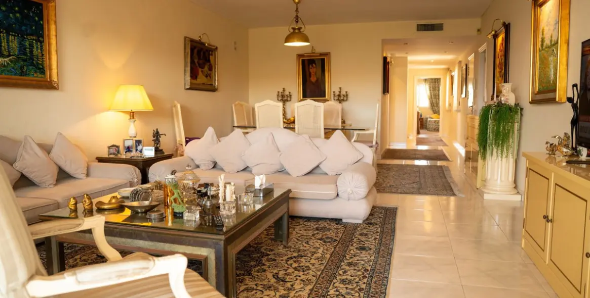 Sale of middle floor apartment in Puerto Banús 14
