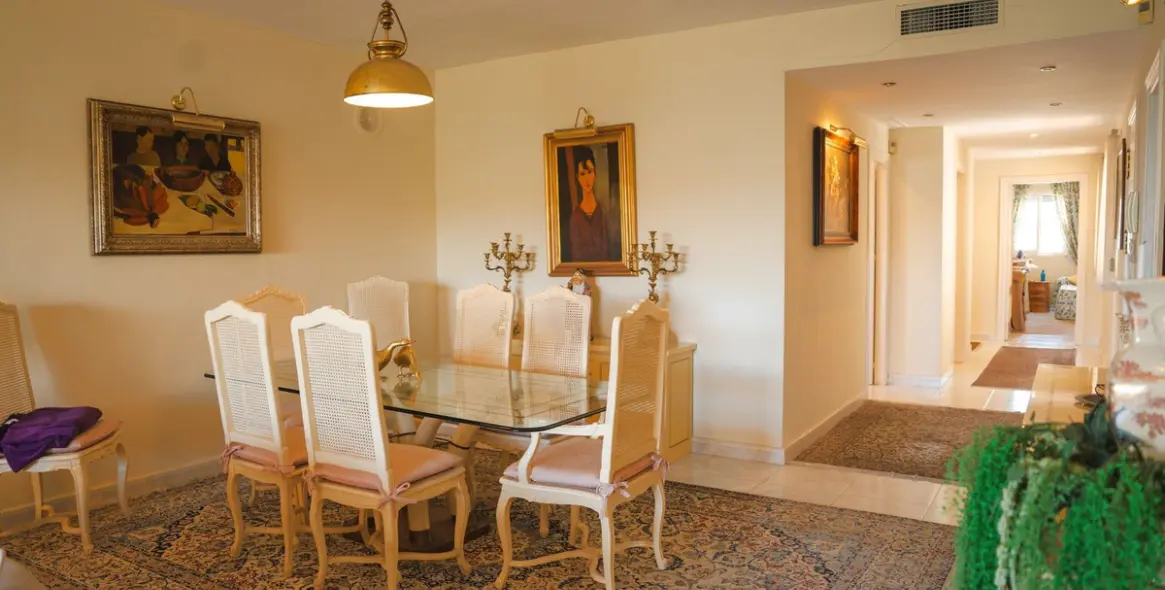 Sale of middle floor apartment in Puerto Banús 15