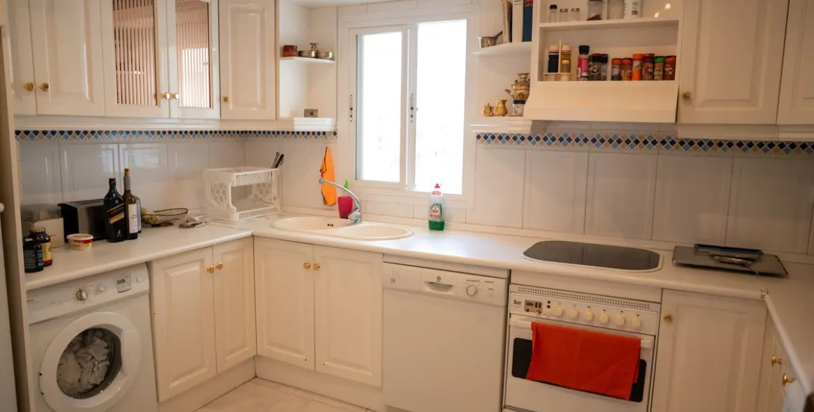 Sale of middle floor apartment in Puerto Banús 16