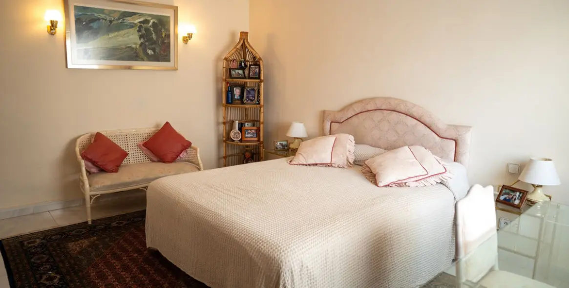 Sale of middle floor apartment in Puerto Banús 22