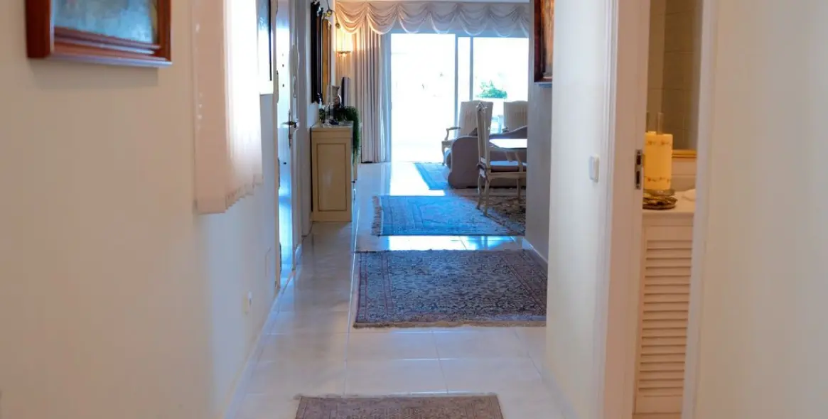 Sale of middle floor apartment in Puerto Banús 23
