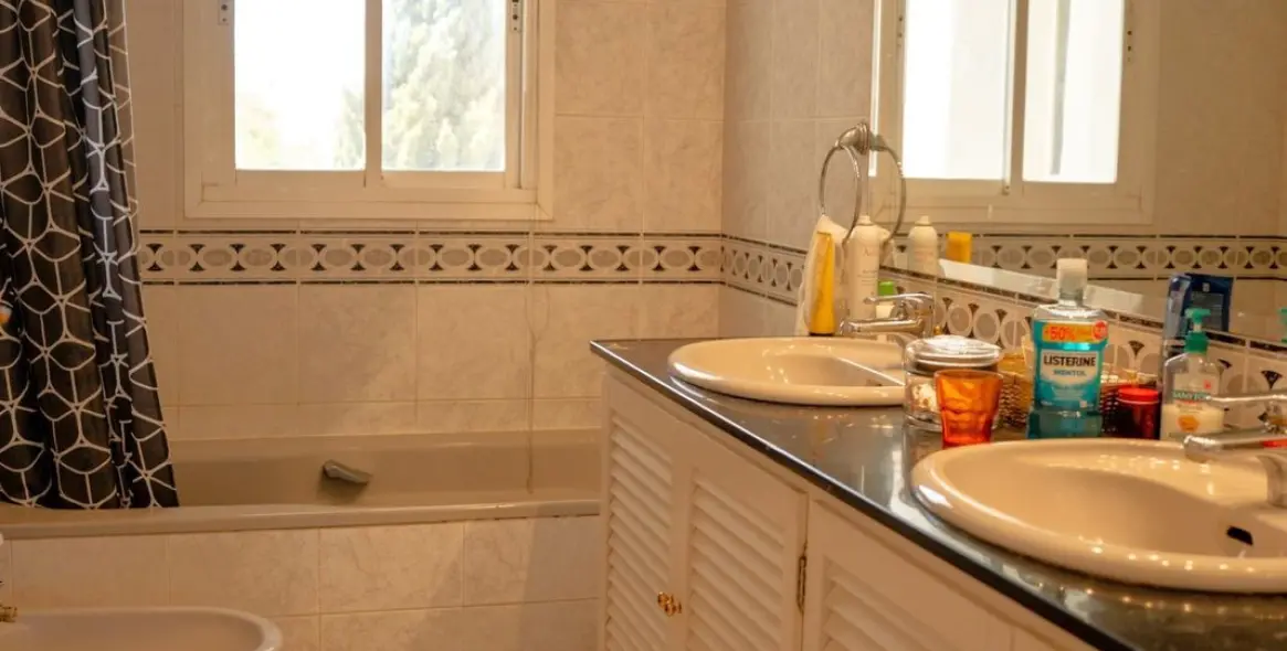 Sale of middle floor apartment in Puerto Banús 25