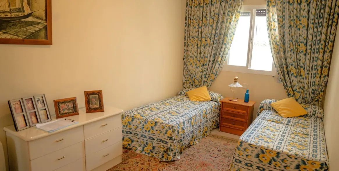 Sale of middle floor apartment in Puerto Banús 26