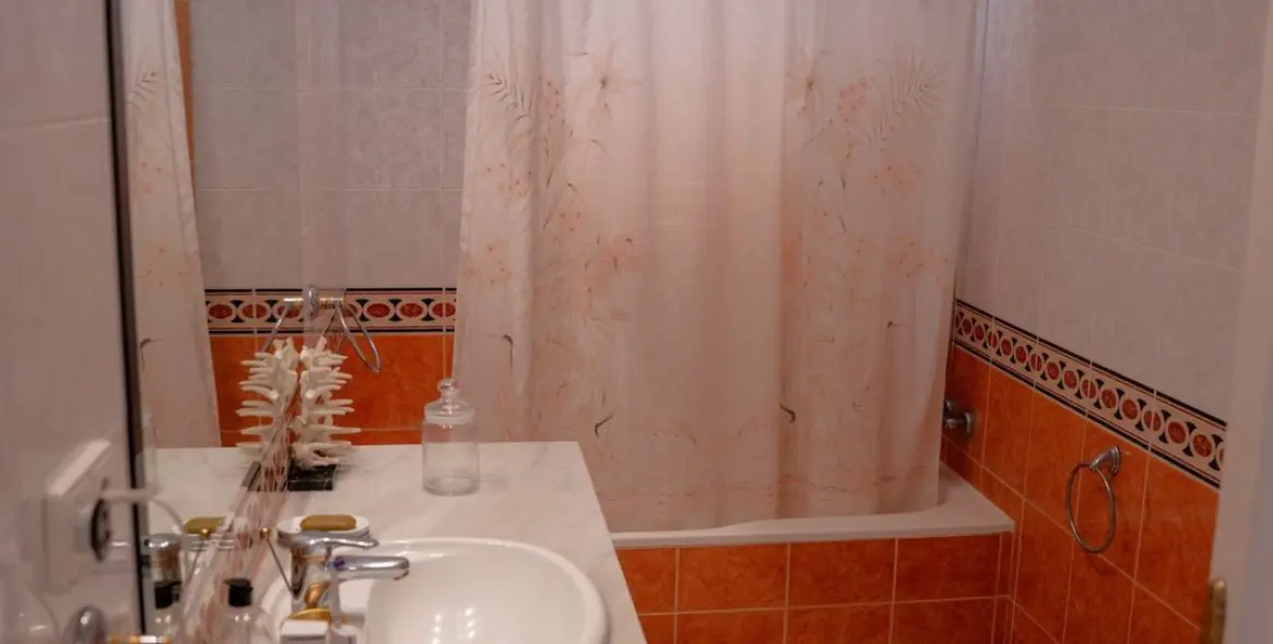 Sale of middle floor apartment in Puerto Banús 27