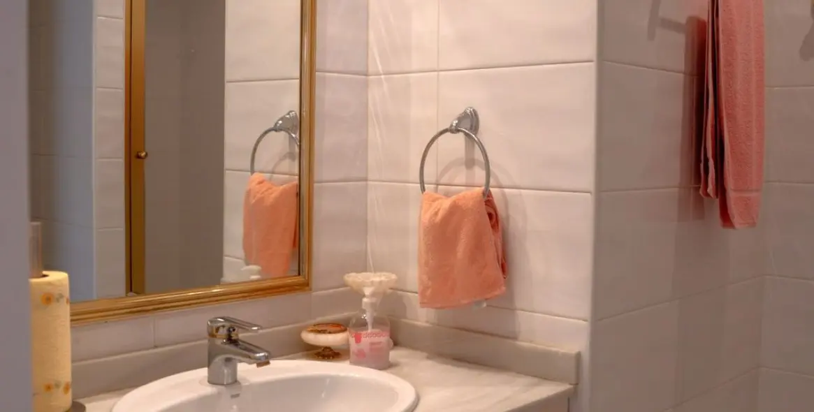 Sale of middle floor apartment in Puerto Banús 28