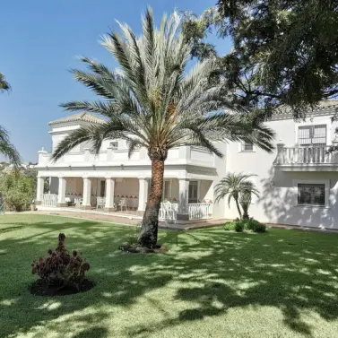 Venta de villa independiente en Estepona