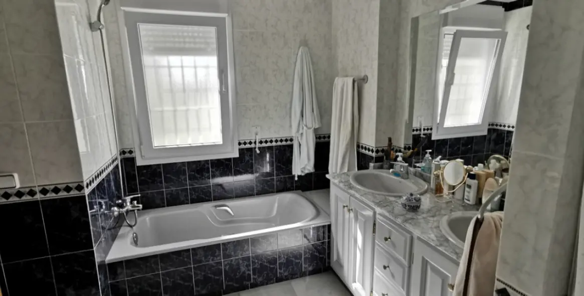Sale of detached villa in Estepona 26