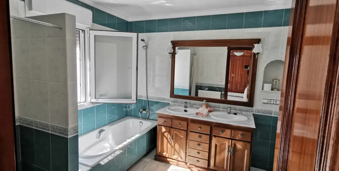 Sale of detached villa in Estepona 30