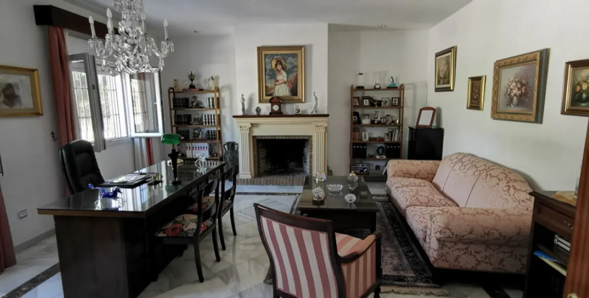 Sale of detached villa in Estepona 32