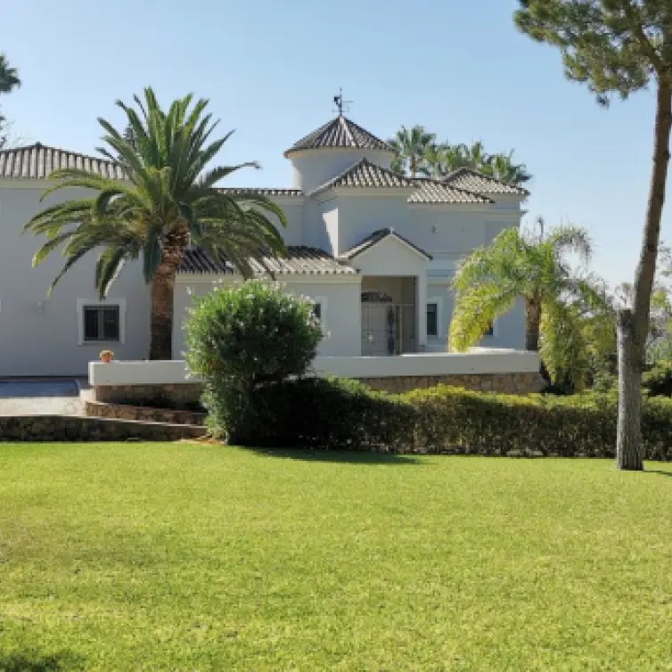 Продажа  отдельно стоящей виллы в Estepona