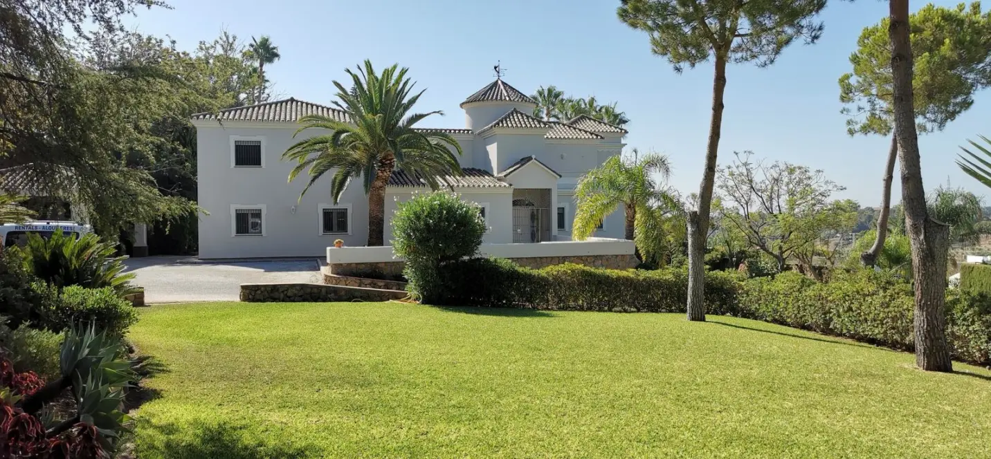 Продажа  отдельно стоящей виллы в Estepona 0