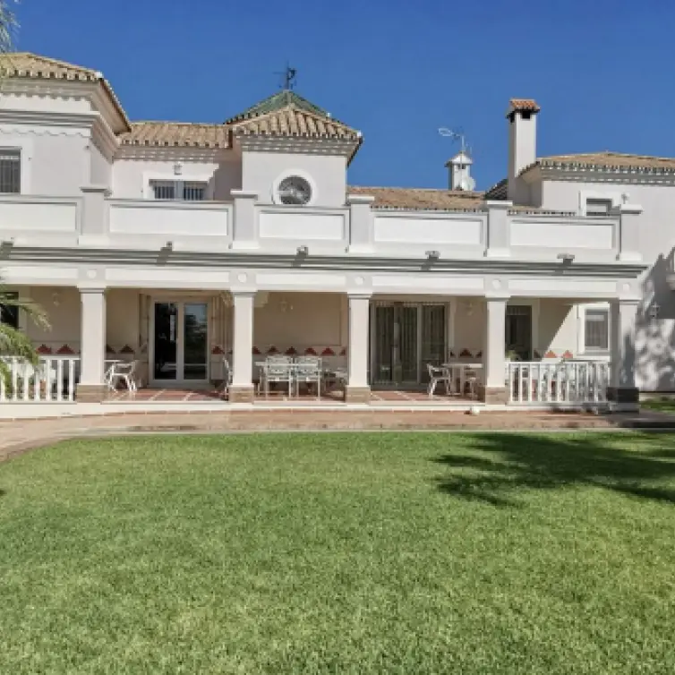 Продажа  отдельно стоящей виллы в Estepona