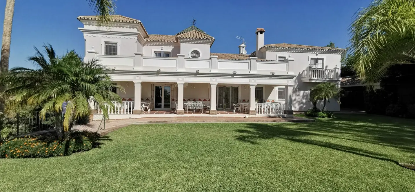 Продажа  отдельно стоящей виллы в Estepona 1