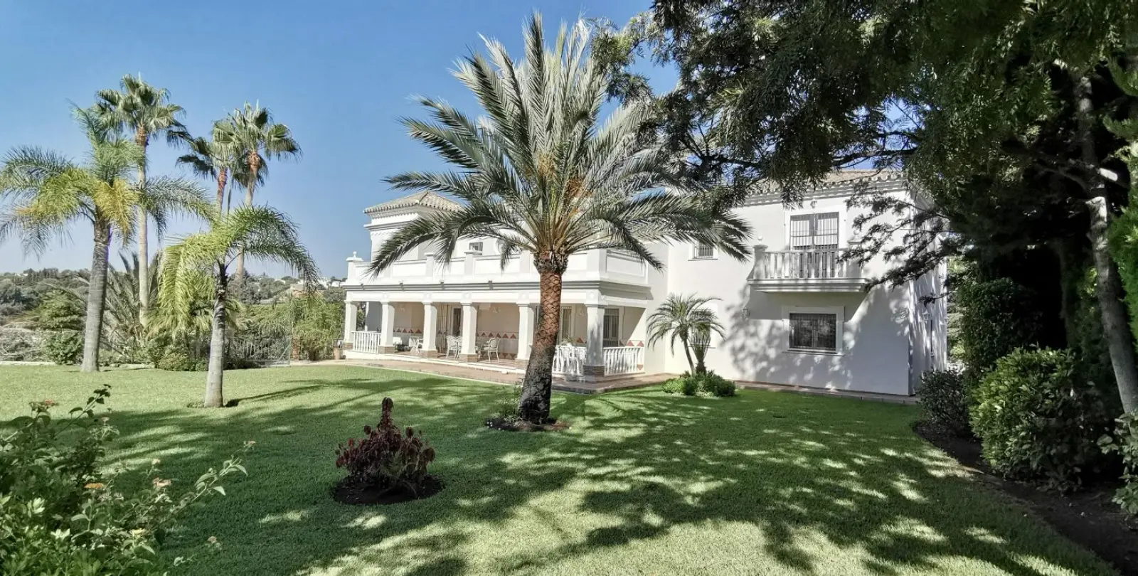 Продажа  отдельно стоящей виллы в Estepona 3