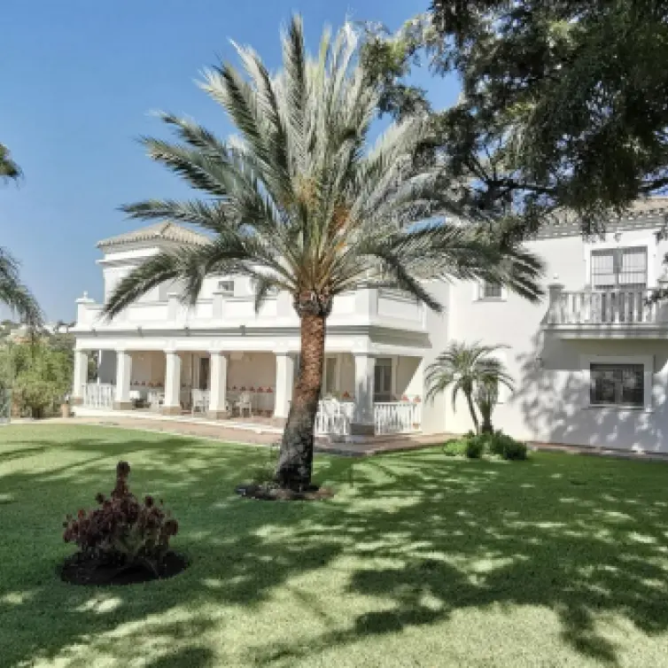 Продажа  отдельно стоящей виллы в Estepona