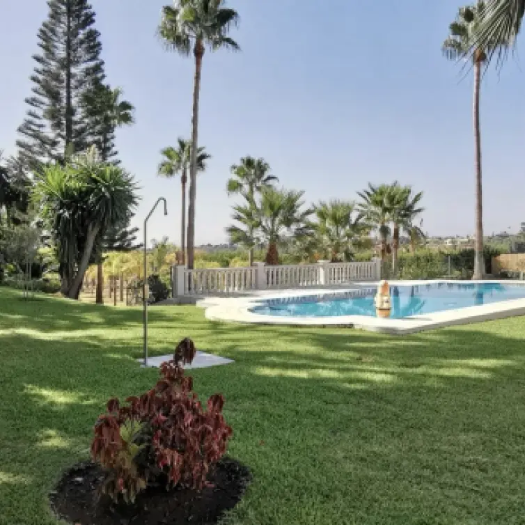 Продажа  отдельно стоящей виллы в Estepona