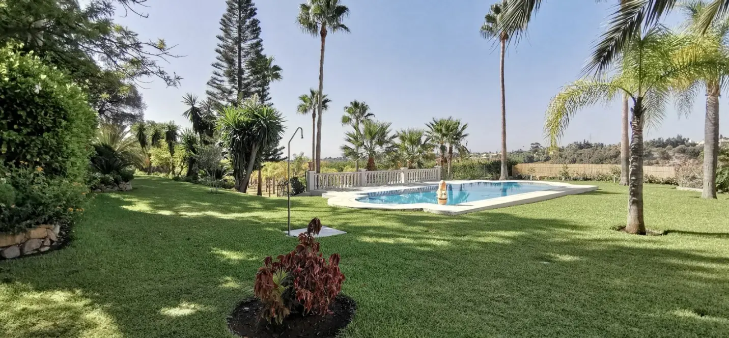 Продажа  отдельно стоящей виллы в Estepona 3