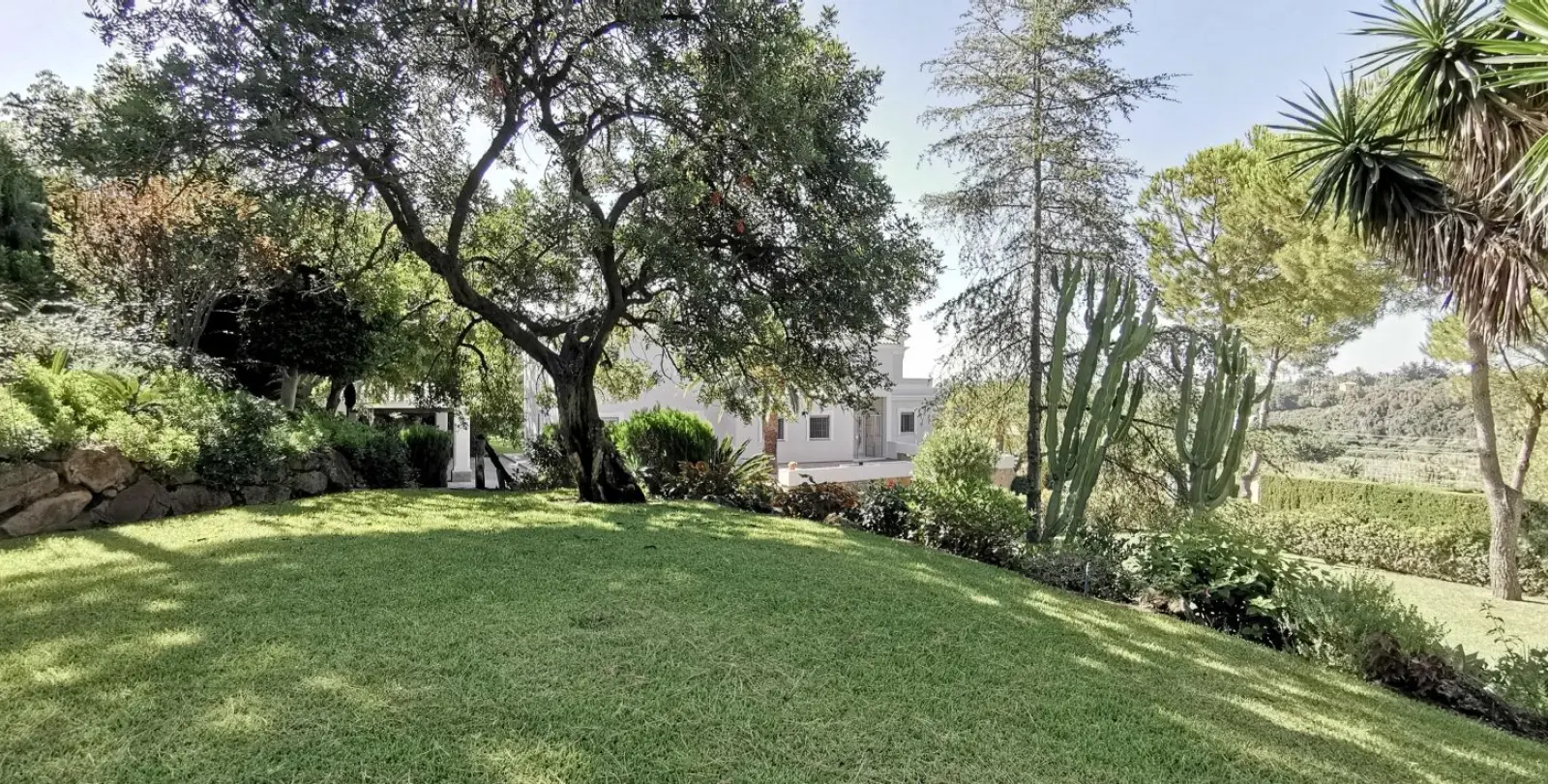 Продажа  отдельно стоящей виллы в Estepona 12